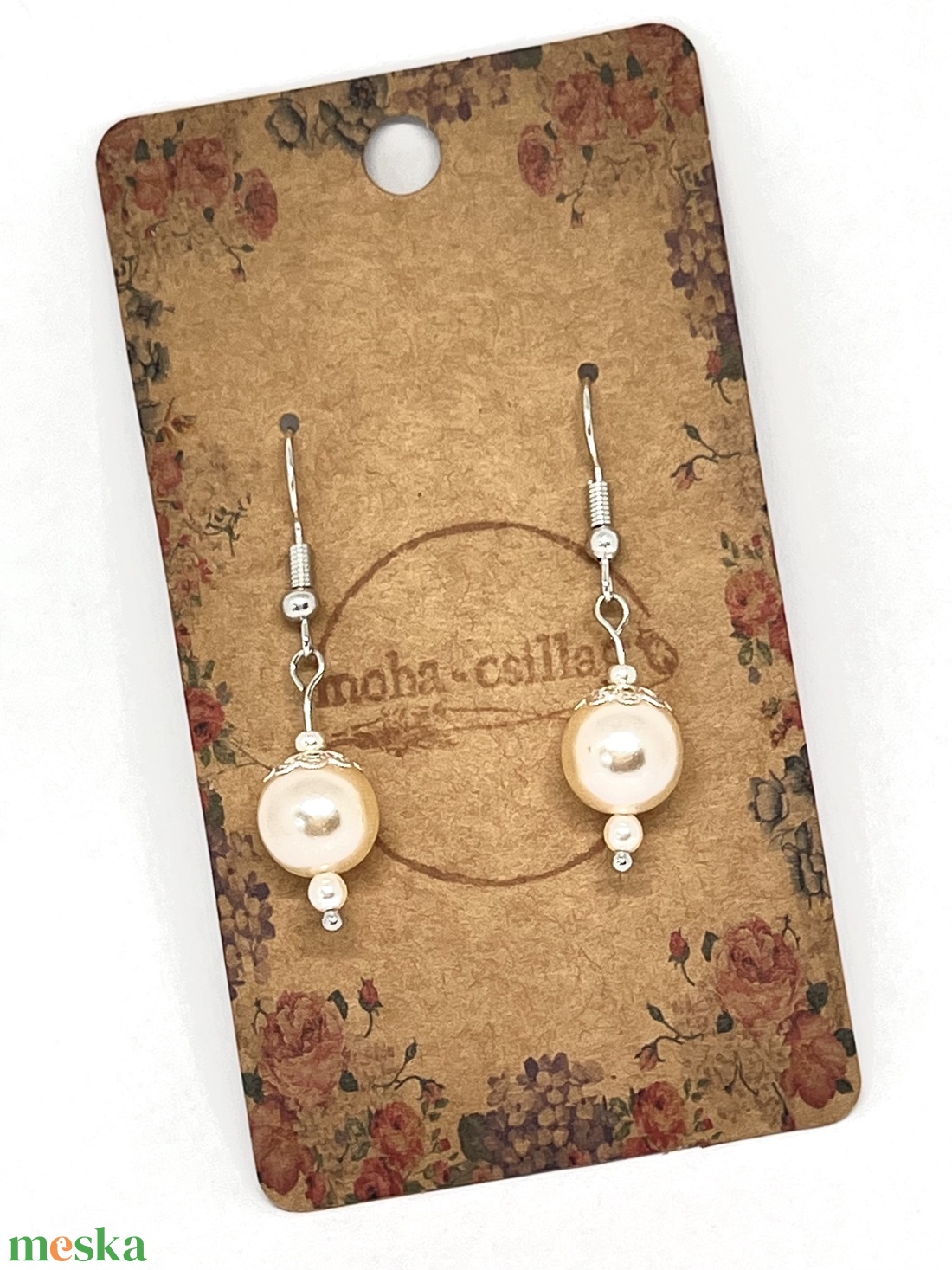 Alkalmi lógós fülbevaló gyöngyház színű gyönggyel - ékszer - fülbevaló - lógó fülbevaló - Meska.hu