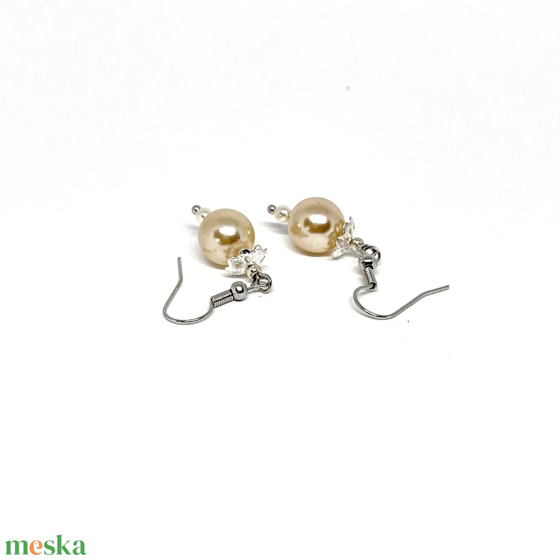 Alkalmi lógós fülbevaló gyöngyház színű gyönggyel - ékszer - fülbevaló - lógó fülbevaló - Meska.hu