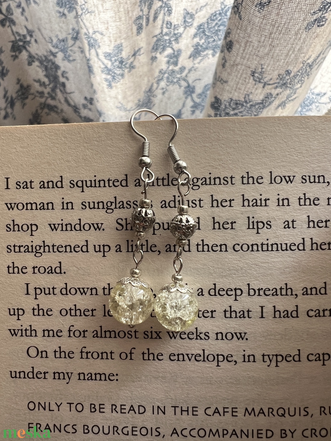 Halvány sárga kézműves roppantott üveg gyöngy lógós fülbevaló - ékszer - fülbevaló - lógó fülbevaló - Meska.hu