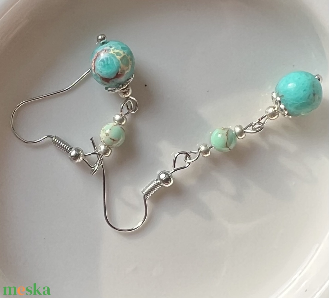 �Türkiz-álom kézműves howlit gyöngy lógós fülbevaló - ékszer - fülbevaló - lógó fülbevaló - Meska.hu