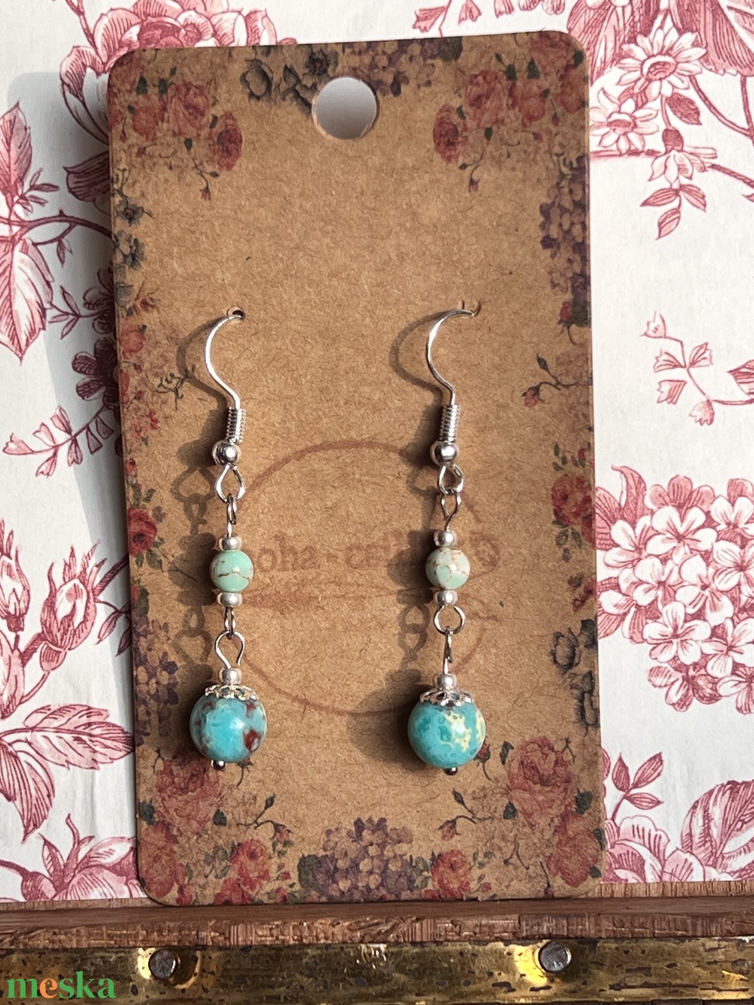 �Türkiz-álom kézműves howlit gyöngy lógós fülbevaló - ékszer - fülbevaló - lógó fülbevaló - Meska.hu