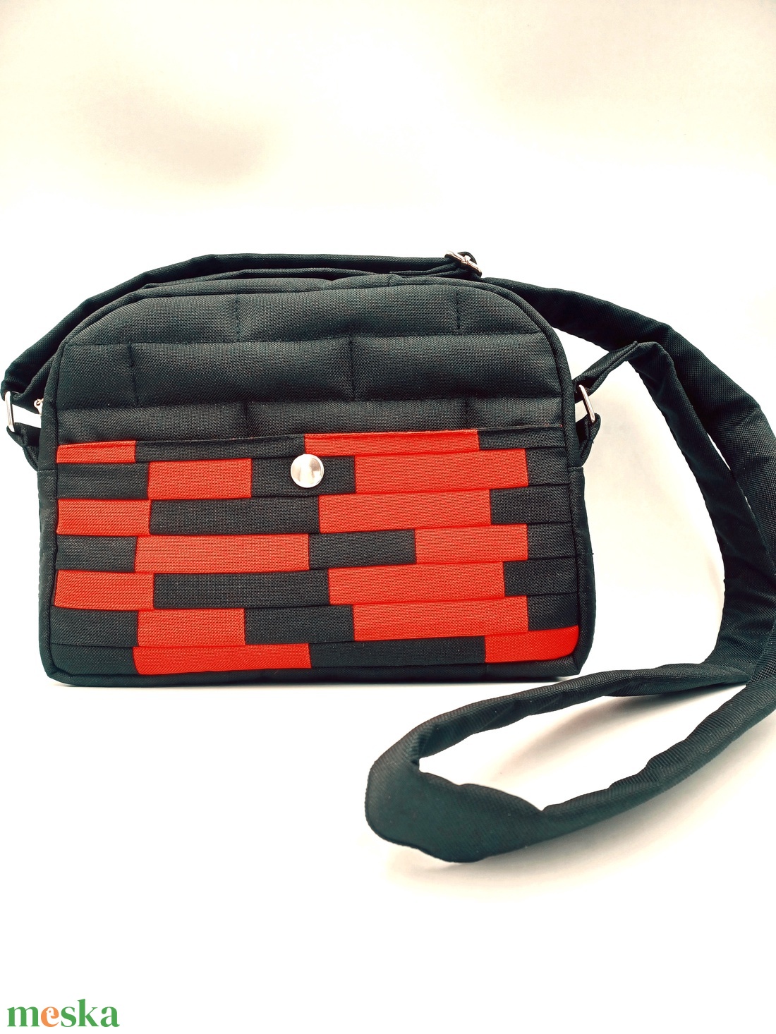 Piros-fekete patchwork mintás válltáska vízálló textilbl - táska & tok - kézitáska & válltáska - vállon átvethető táska - Meska.hu Piros-fekete patchwork mintás válltáska vízálló textilbl - táska & tok - kézitáska & válltáska - vállon átvethető táska - Meska.hu