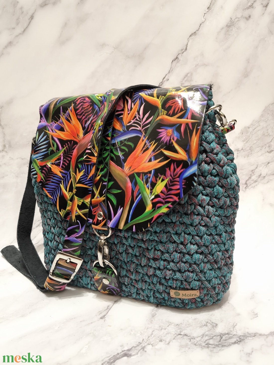 Fekete trópusi mintás oldaltáska - táska & tok - kézitáska & válltáska - vállon átvethető táska - Meska.hu