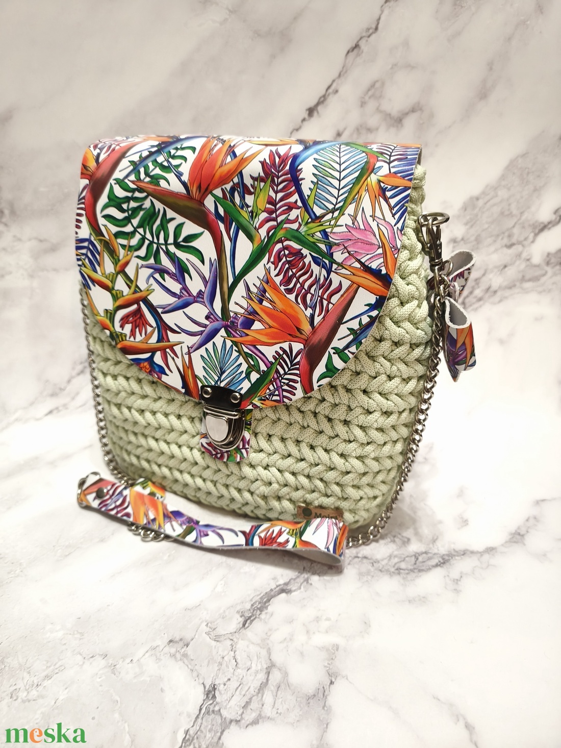 Fehér trópusi mintás oldaltáska - táska & tok - kézitáska & válltáska - vállon átvethető táska - Meska.hu