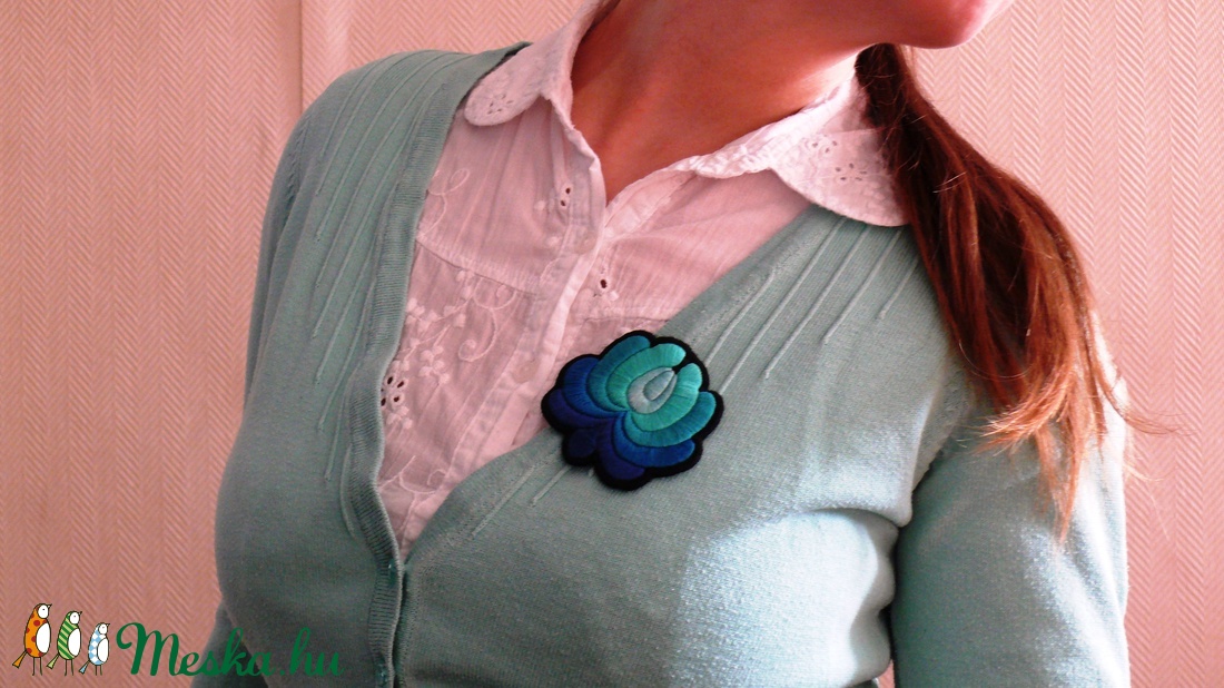 Hímzett magyar szürke-zöld kitűző - ékszer - kitűző és bross - Meska.hu Hímzett magyar szürke-zöld kitűző - ékszer - kitűző és bross - Meska.hu
