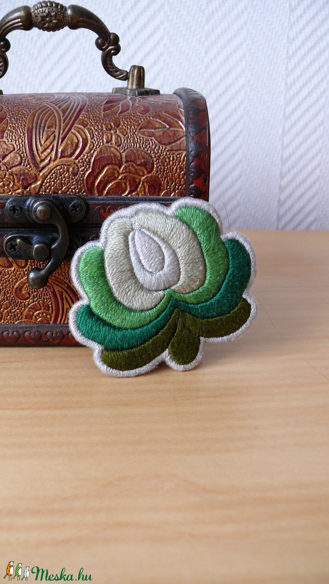 Hímzett magyar szürke-zöld kitűző - ékszer - kitűző és bross - Meska.hu Hímzett magyar szürke-zöld kitűző - ékszer - kitűző és bross - Meska.hu