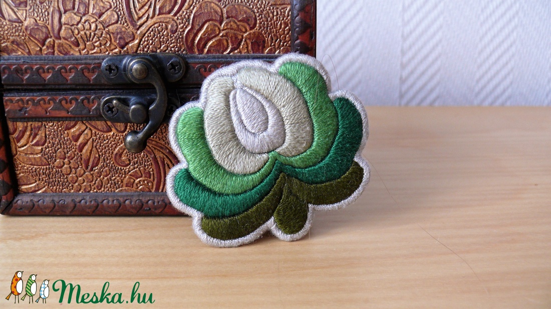 Hímzett magyar szürke-zöld kitűző - ékszer - kitűző és bross - Meska.hu Hímzett magyar szürke-zöld kitűző - ékszer - kitűző és bross - Meska.hu