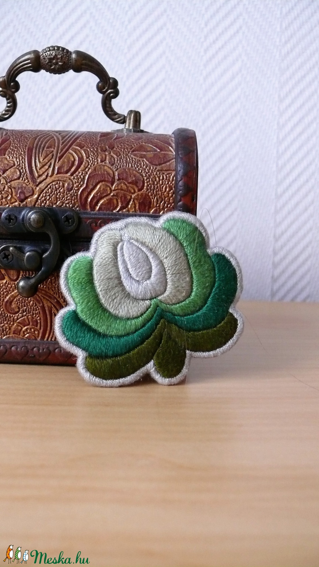 Hímzett magyar szürke-zöld kitűző - ékszer - kitűző és bross - Meska.hu Hímzett magyar szürke-zöld kitűző - ékszer - kitűző és bross - Meska.hu