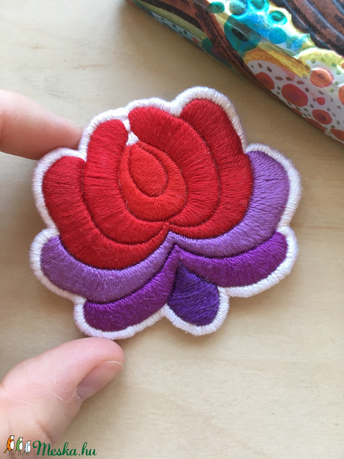 Hímzett magyar piros-lila kitűző - ékszer - kitűző és bross - Meska.hu Hímzett magyar piros-lila kitűző - ékszer - kitűző és bross - Meska.hu