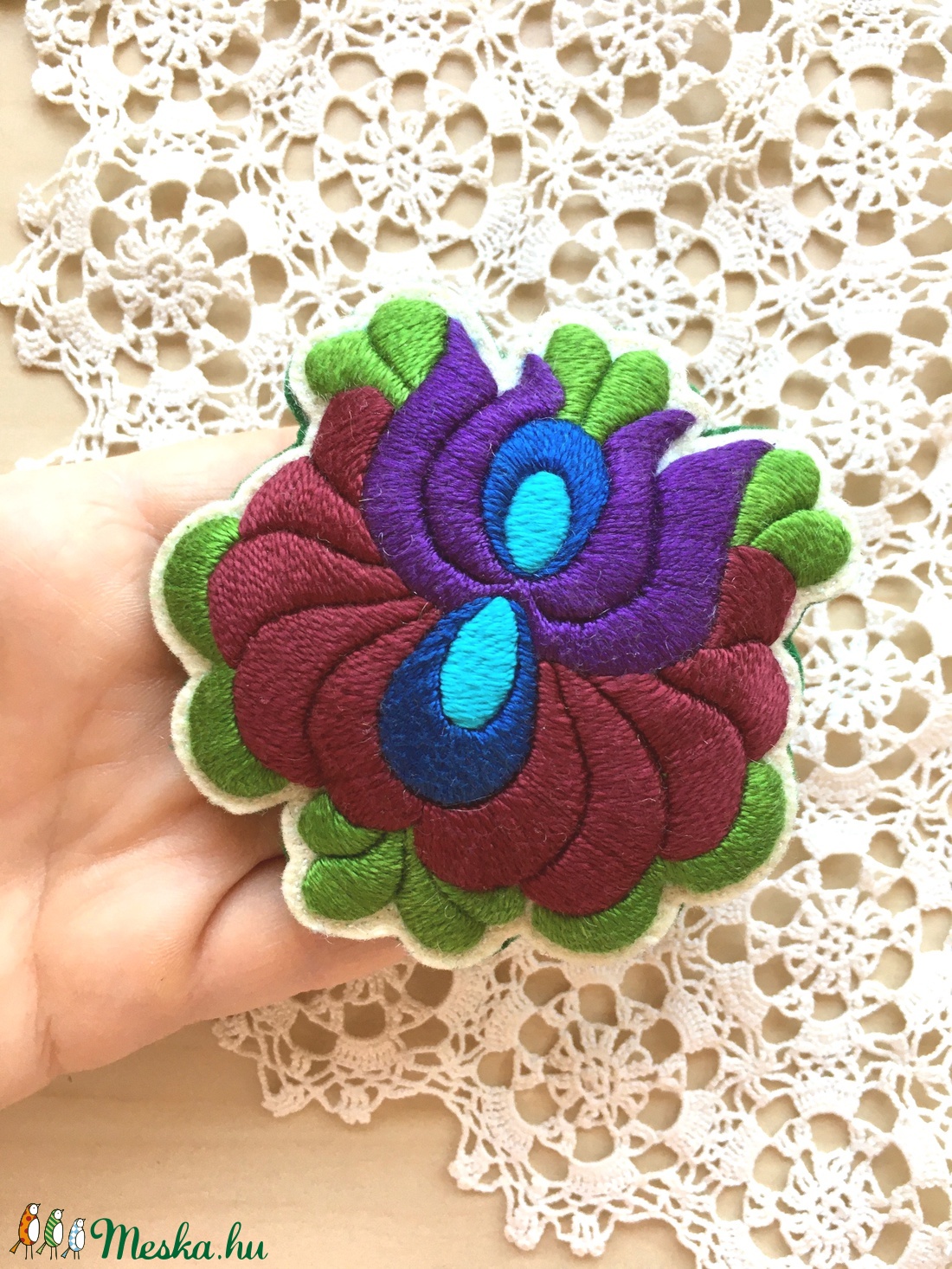 Hímzett magyar matyó kitűző - ékszer - kitűző és bross - Meska.hu Hímzett magyar matyó kitűző - ékszer - kitűző és bross - Meska.hu