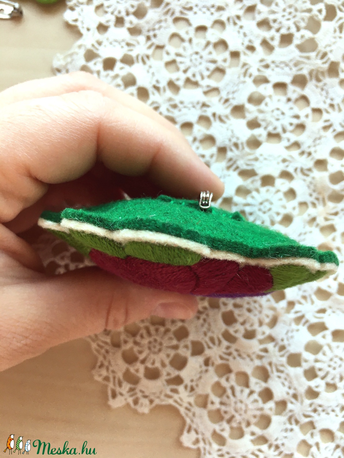 Hímzett magyar matyó kitűző - ékszer - kitűző és bross - Meska.hu Hímzett magyar matyó kitűző - ékszer - kitűző és bross - Meska.hu