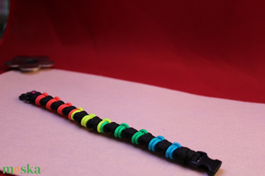 Half Hitch színes paracord túlélő karkötő - ékszer - karkötő - fonott karkötő - Meska.hu