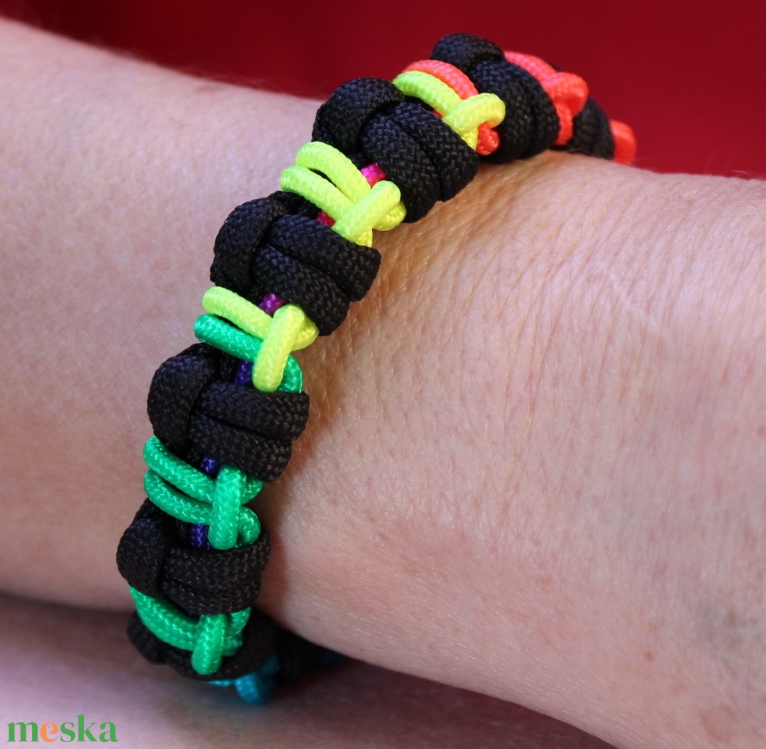 Half Hitch színes paracord túlélő karkötő - ékszer - karkötő - fonott karkötő - Meska.hu