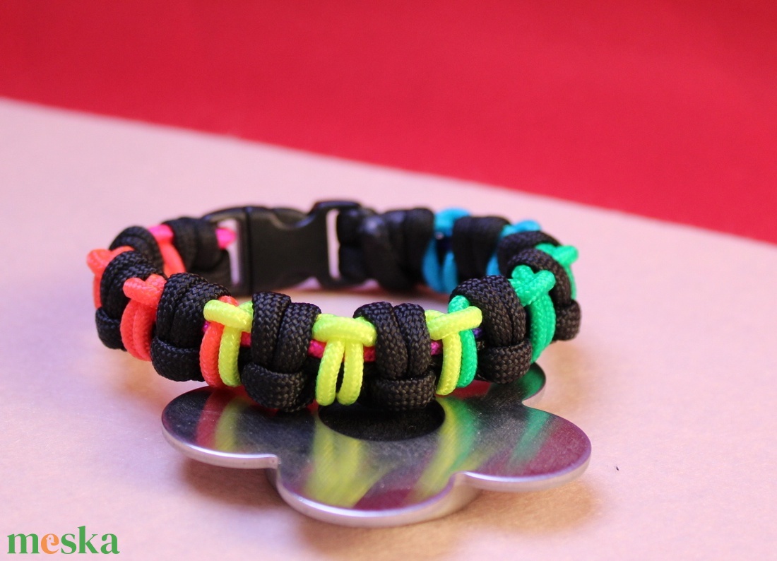 Half Hitch színes paracord túlélő karkötő - ékszer - karkötő - fonott karkötő - Meska.hu