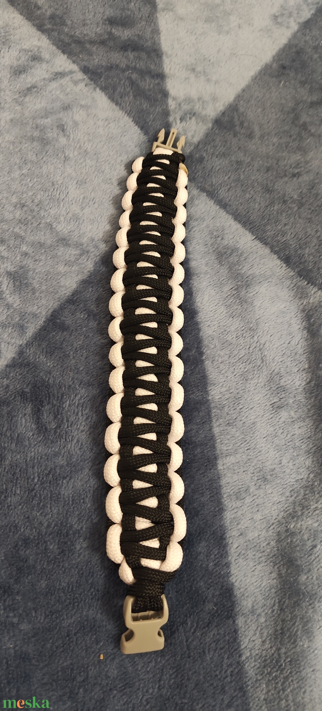 Vastag, széles fonású paracord férfi karkötő csattal (21,5 cm) � Fekete-fehér - ékszer - karkötő - fonott karkötő - Meska.hu