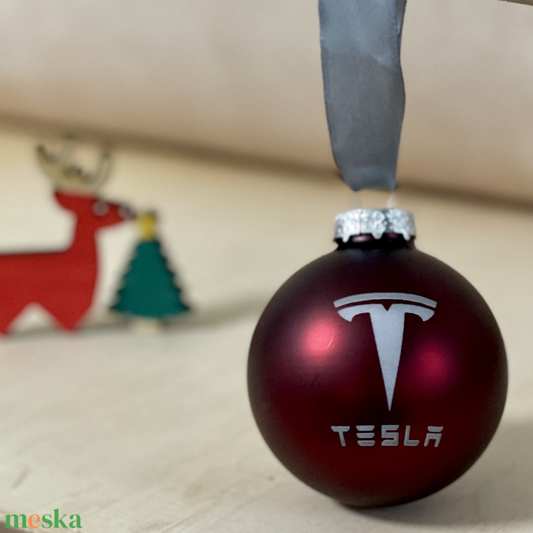 Tesla logós karácsonyfadísz - gravírozott üveggömb, 6 cm, több színben, autós karácsonyi ajándék - karácsony - karácsonyi lakásdekoráció - karácsonyfadíszek - Meska.hu