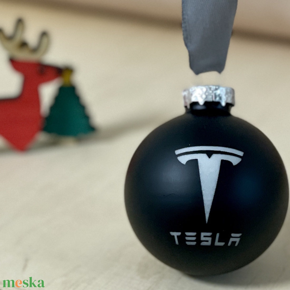Tesla logós karácsonyfadísz - gravírozott üveggömb, 6 cm, több színben, autós karácsonyi ajándék - karácsony - karácsonyi lakásdekoráció - karácsonyfadíszek - Meska.hu
