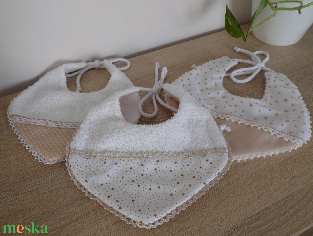 Ünnepi előke szett vintage stílusban - ruha & divat - babaruha & gyerekruha - előke & nyálkendő - Meska.hu Ünnepi előke szett vintage stílusban - ruha & divat - babaruha & gyerekruha - előke & nyálkendő - Meska.hu