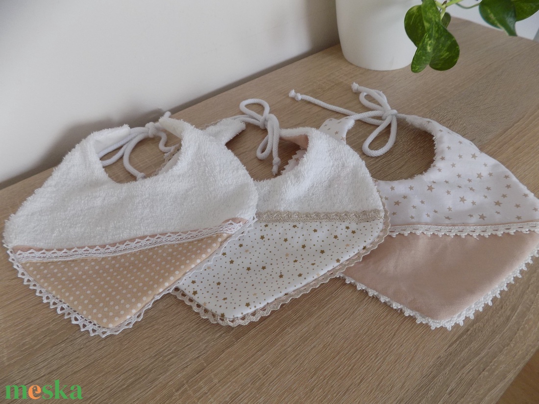 Ünnepi előke szett vintage stílusban - ruha & divat - babaruha & gyerekruha - előke & nyálkendő - Meska.hu Ünnepi előke szett vintage stílusban - ruha & divat - babaruha & gyerekruha - előke & nyálkendő - Meska.hu