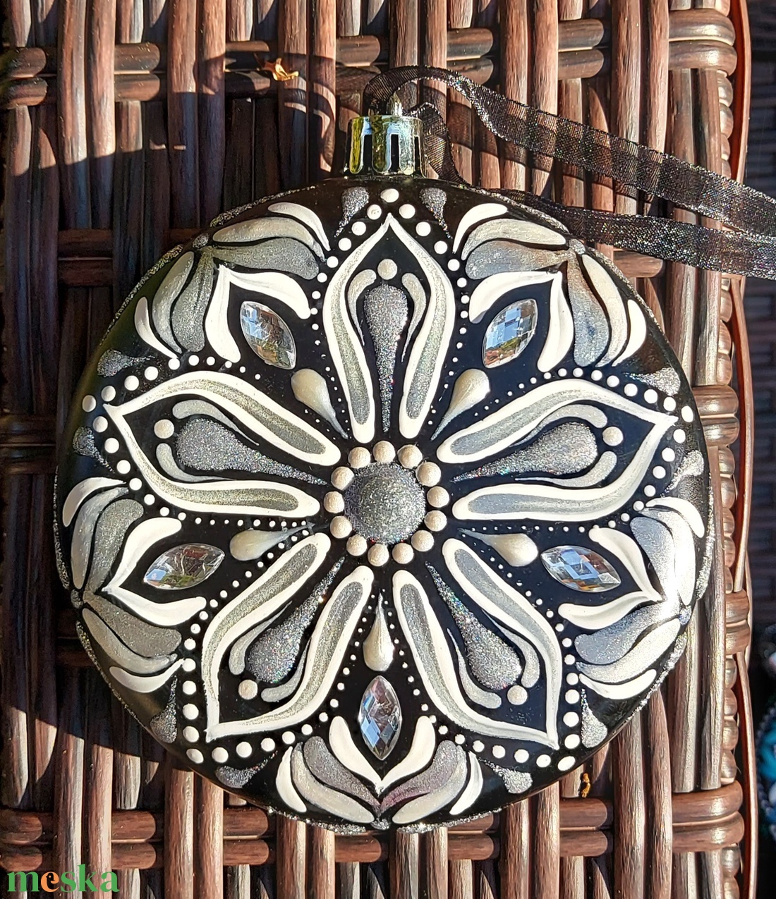 Kézzel festett, egyedi karácsonyfadísz mandala mintával, fehér-ezüst színben  1 db - otthon & életmód - dekoráció - spiritualitás - mandala - Meska.hu Kézzel festett, egyedi karácsonyfadísz mandala mintával, fehér-ezüst színben  1 db - otthon & életmód - dekoráció - spiritualitás - mandala - Meska.hu
