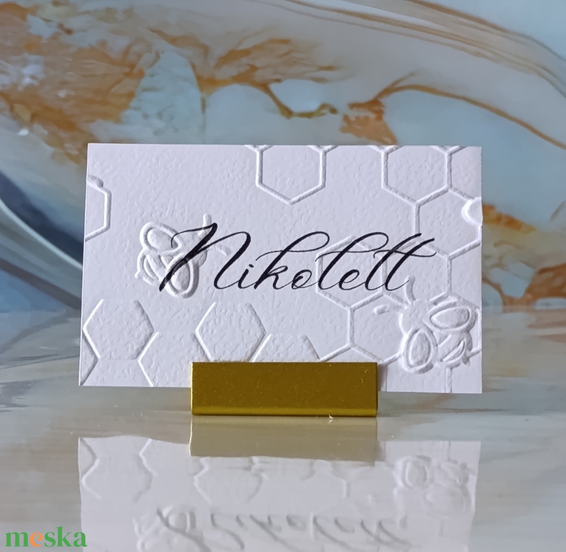 Dombornyomott, esküvői, méhecskés ültetőkártya, névtábla, ültetőkártya, domborított, méz, méhészet, méhek - esküvő - meghívó & kártya - ültetési rend - Meska.hu