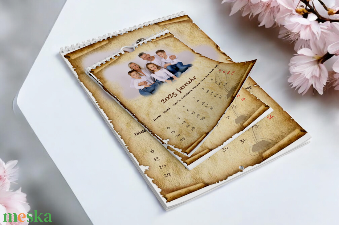 2025-ös A4-es falinaptár régi papíros  - otthon & életmód - dekoráció - fali és függő dekoráció - falinaptár & öröknaptár - Meska.hu