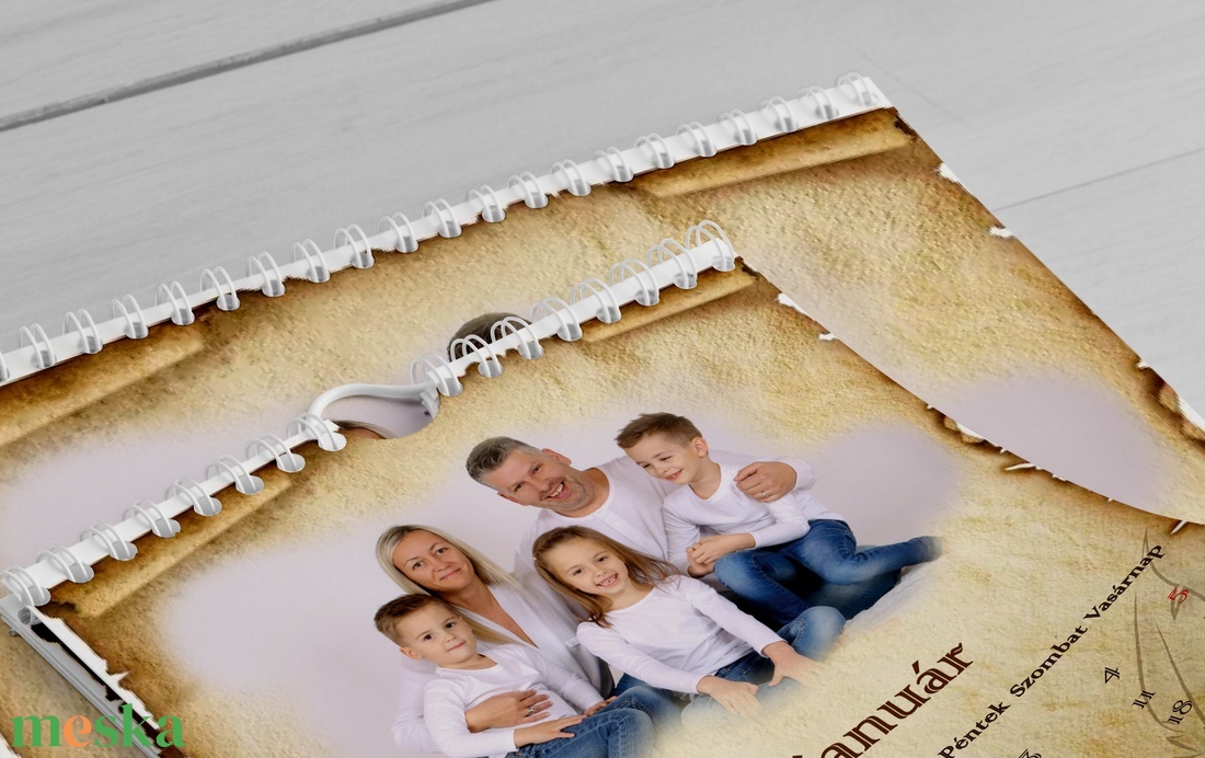 2025-ös A4-es falinaptár régi papíros  - otthon & életmód - dekoráció - fali és függő dekoráció - falinaptár & öröknaptár - Meska.hu