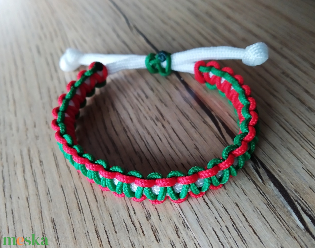 Nemzeti színű karkötő  - ékszer - karkötő - széles karkötő - Meska.hu