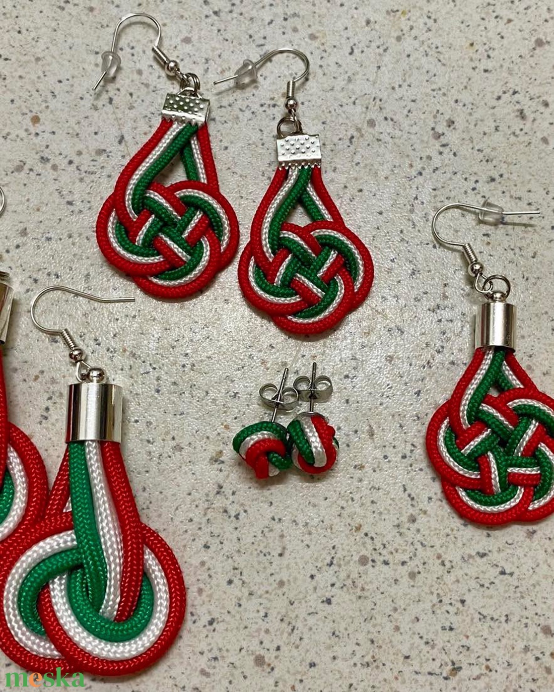 Nemzeti színű fülbevaló  - ékszer - fülbevaló - lógó fülbevaló - Meska.hu