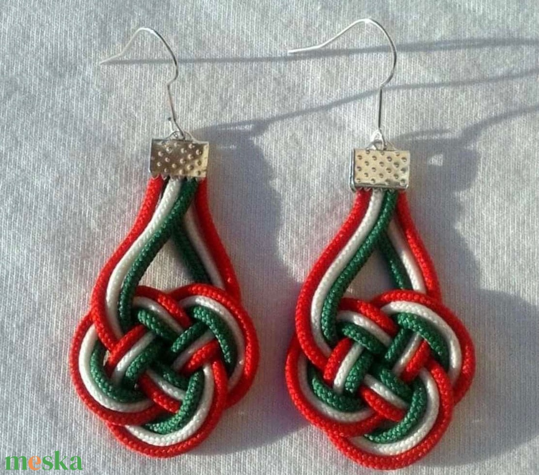 Nemzeti színű fülbevaló  - ékszer - fülbevaló - lógó fülbevaló - Meska.hu