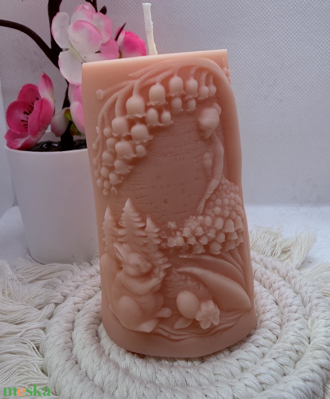 Barack színű, gyöngyvirág mintás kézműves tömb gyertya - otthon & életmód - gyertya, illat, aroma - gyertya - Meska.hu