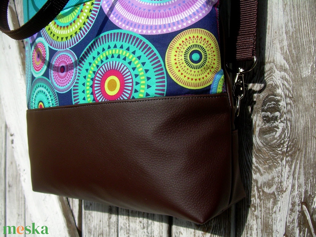 CITY BAG HÁTIZSÁK/OLDALTÁSKA/VÁLLTÁSKA : Színpompás körök barnával és türkizzel :) - táska & tok - hátizsák - Meska.hu CITY BAG HÁTIZSÁK/OLDALTÁSKA/VÁLLTÁSKA : Színpompás körök barnával és türkizzel :) - táska & tok - hátizsák - Meska.hu