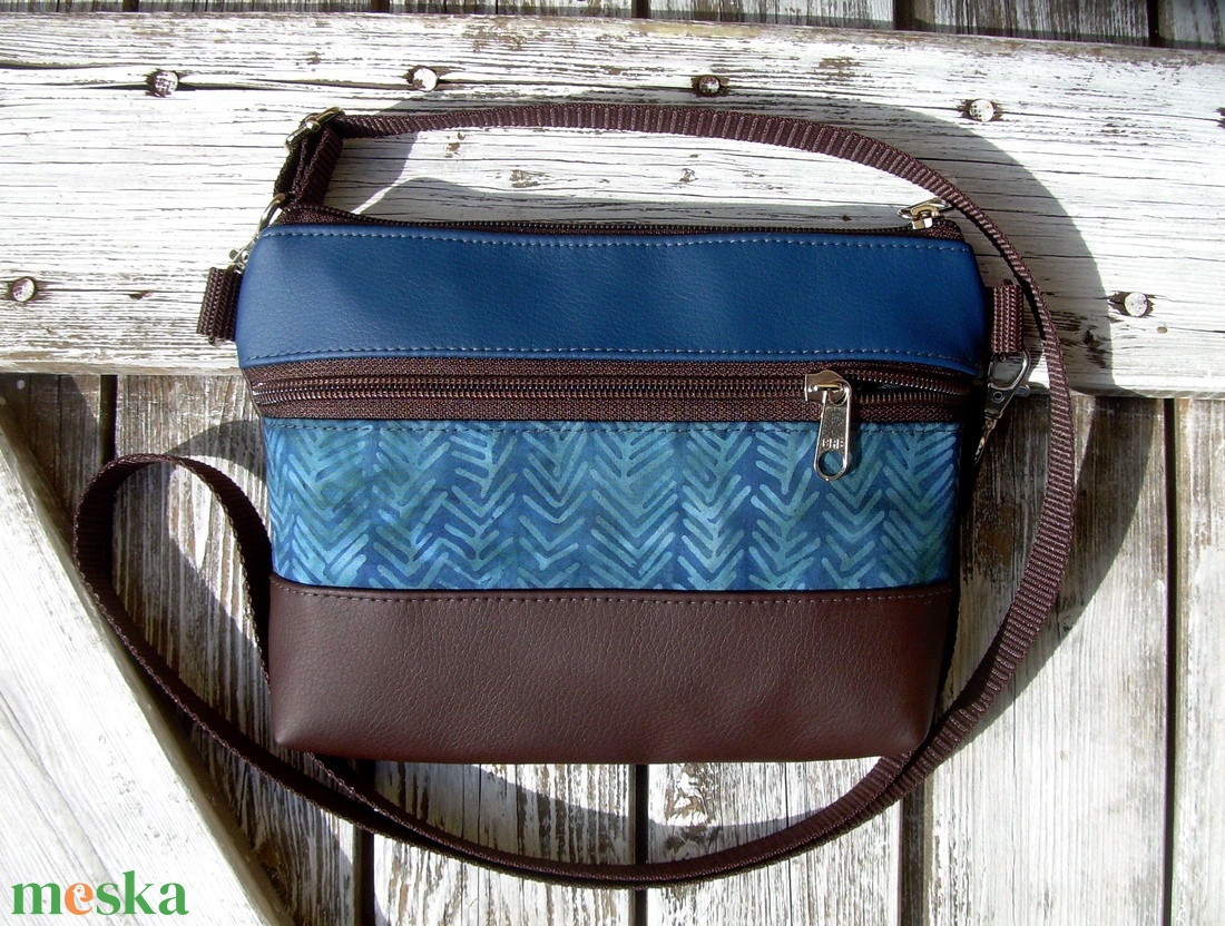 KÉSZLETEN!-MINI CITY BAG/ÖVTÁSKA : Variációk batikra barnával és kékkel - táska & tok - övtáska - Meska.hu KÉSZLETEN!-MINI CITY BAG/ÖVTÁSKA : Variációk batikra barnával és kékkel - táska & tok - övtáska - Meska.hu