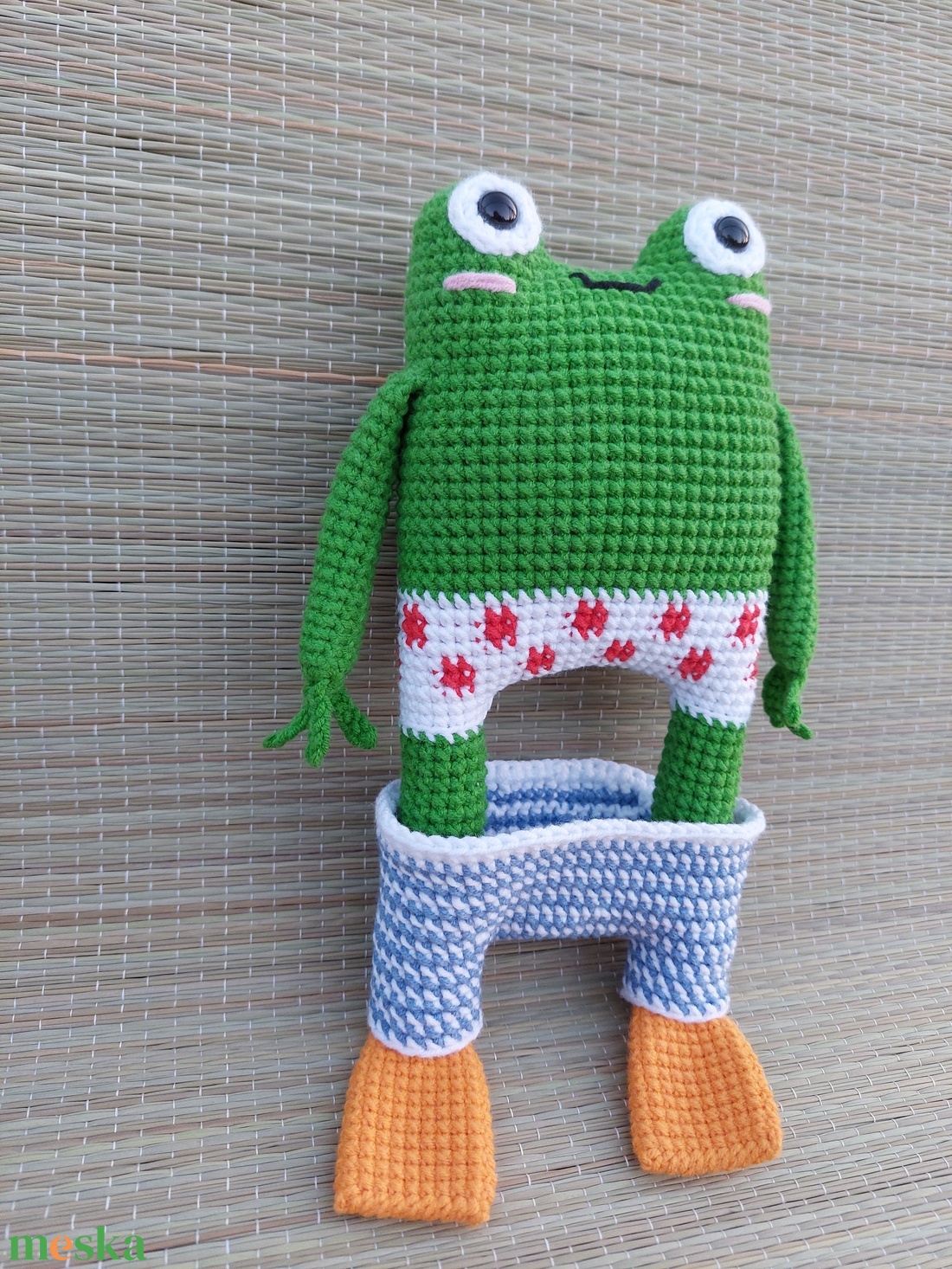 Horgolt gatyás béka - amigurumi - játék & sport - plüssállat & játékfigura - béka - Meska.hu