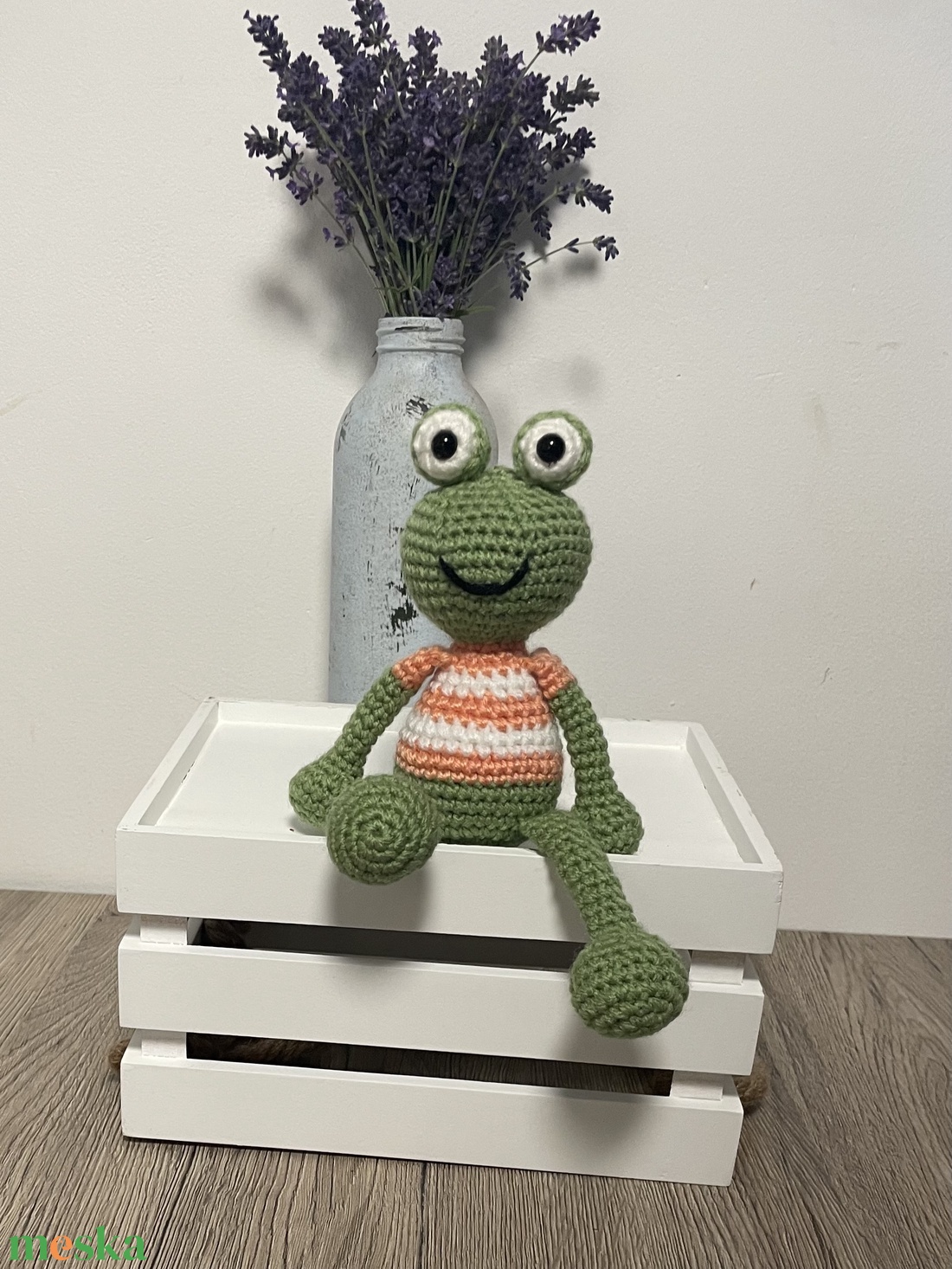 Amigurumi béka csíkos pólóban/szoknyában - játék & sport - plüssállat & játékfigura - béka - Meska.hu