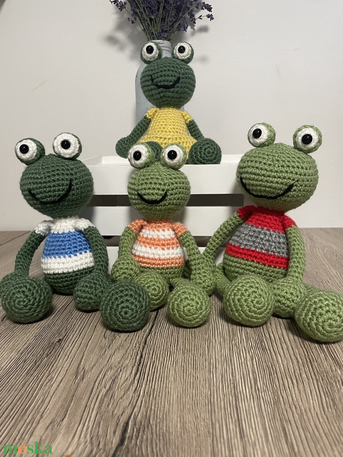 Amigurumi béka csíkos pólóban/szoknyában - játék & sport - plüssállat & játékfigura - béka - Meska.hu