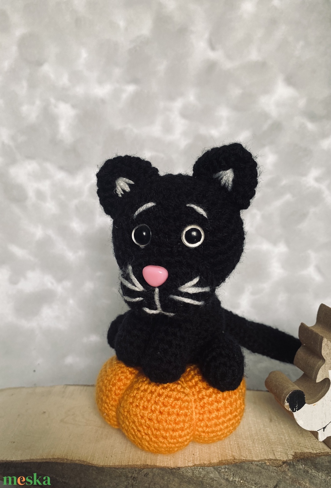 Amigurumi macskás dekoráció őszi, halloweeni kézműves dísz - otthon & életmód - dekoráció - halloween - halloweeni dekoráció - Meska.hu Amigurumi macskás dekoráció őszi, halloweeni kézműves dísz - otthon & életmód - dekoráció - halloween - halloweeni dekoráció - Meska.hu