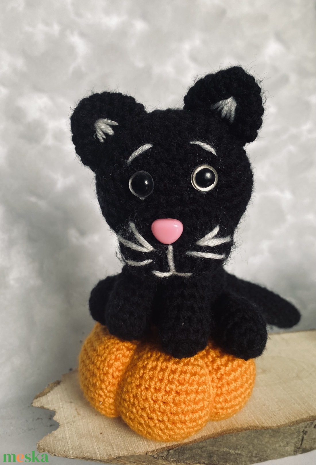Amigurumi macskás dekoráció őszi, halloweeni kézműves dísz - otthon & életmód - dekoráció - halloween - halloweeni dekoráció - Meska.hu Amigurumi macskás dekoráció őszi, halloweeni kézműves dísz - otthon & életmód - dekoráció - halloween - halloweeni dekoráció - Meska.hu