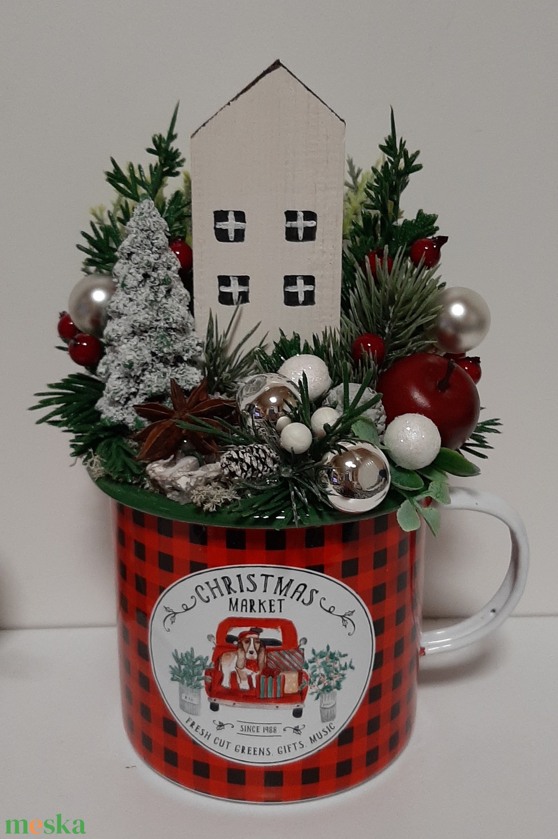 Karácsonyi asztaldísz fémbögrében  házikóval és ünnepi díszítéssel - karácsony - karácsonyi lakásdekoráció - karácsonyi falu, házikó - Meska.hu