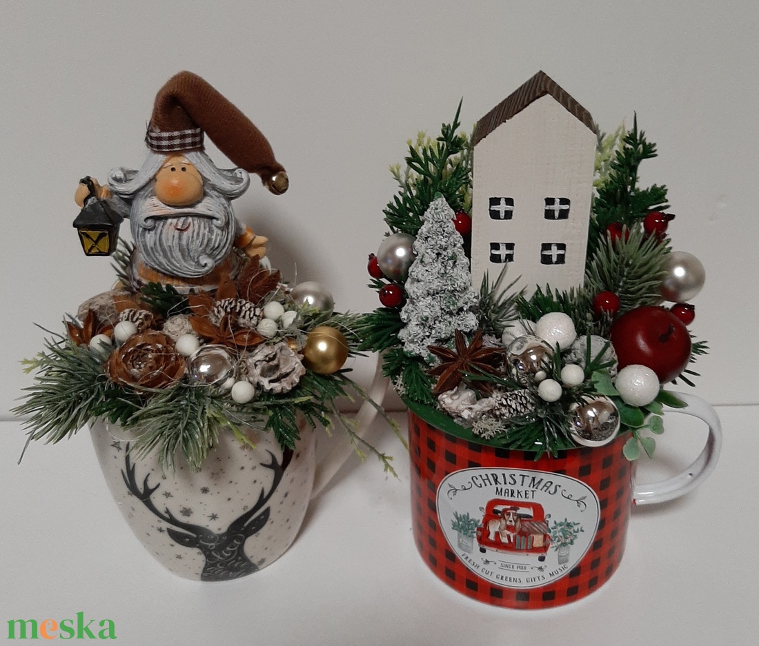 Karácsonyi asztaldísz fémbögrében  házikóval és ünnepi díszítéssel - karácsony - karácsonyi lakásdekoráció - karácsonyi falu, házikó - Meska.hu