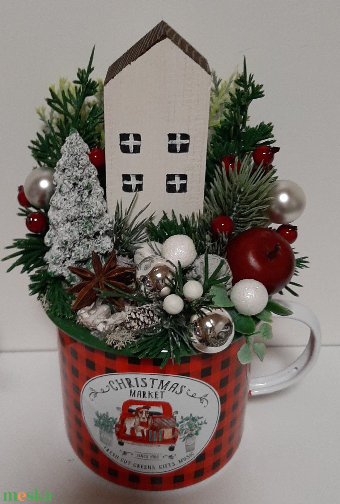 Karácsonyi asztaldísz fémbögrében  házikóval és ünnepi díszítéssel - karácsony - karácsonyi lakásdekoráció - karácsonyi falu, házikó - Meska.hu