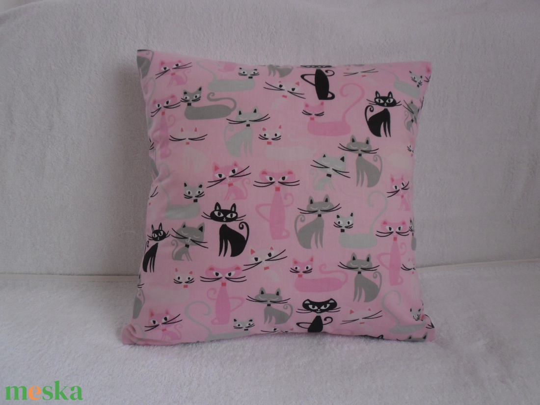 Bájos Cicás párna (40 x 40 cm ) - baba - mama - babaszoba dekoráció - gyerek díszpárna - Meska.hu