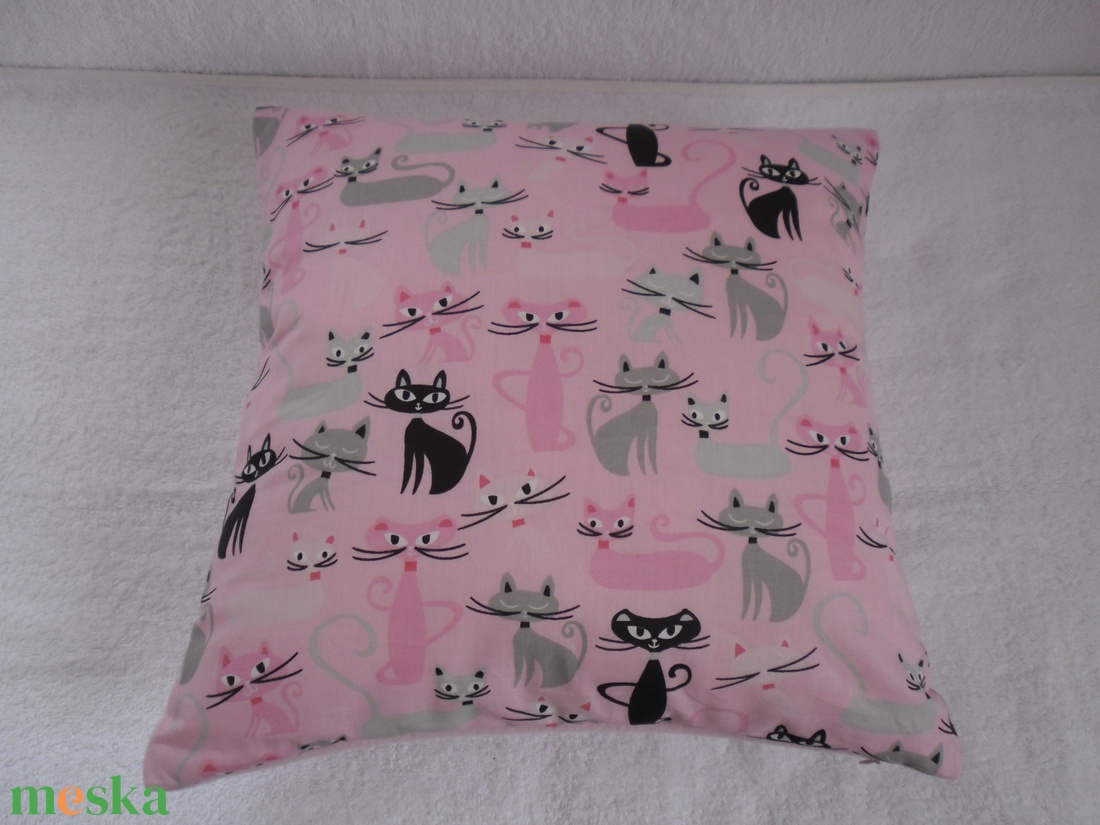 Bájos Cicás párna (40 x 40 cm ) - baba - mama - babaszoba dekoráció - gyerek díszpárna - Meska.hu