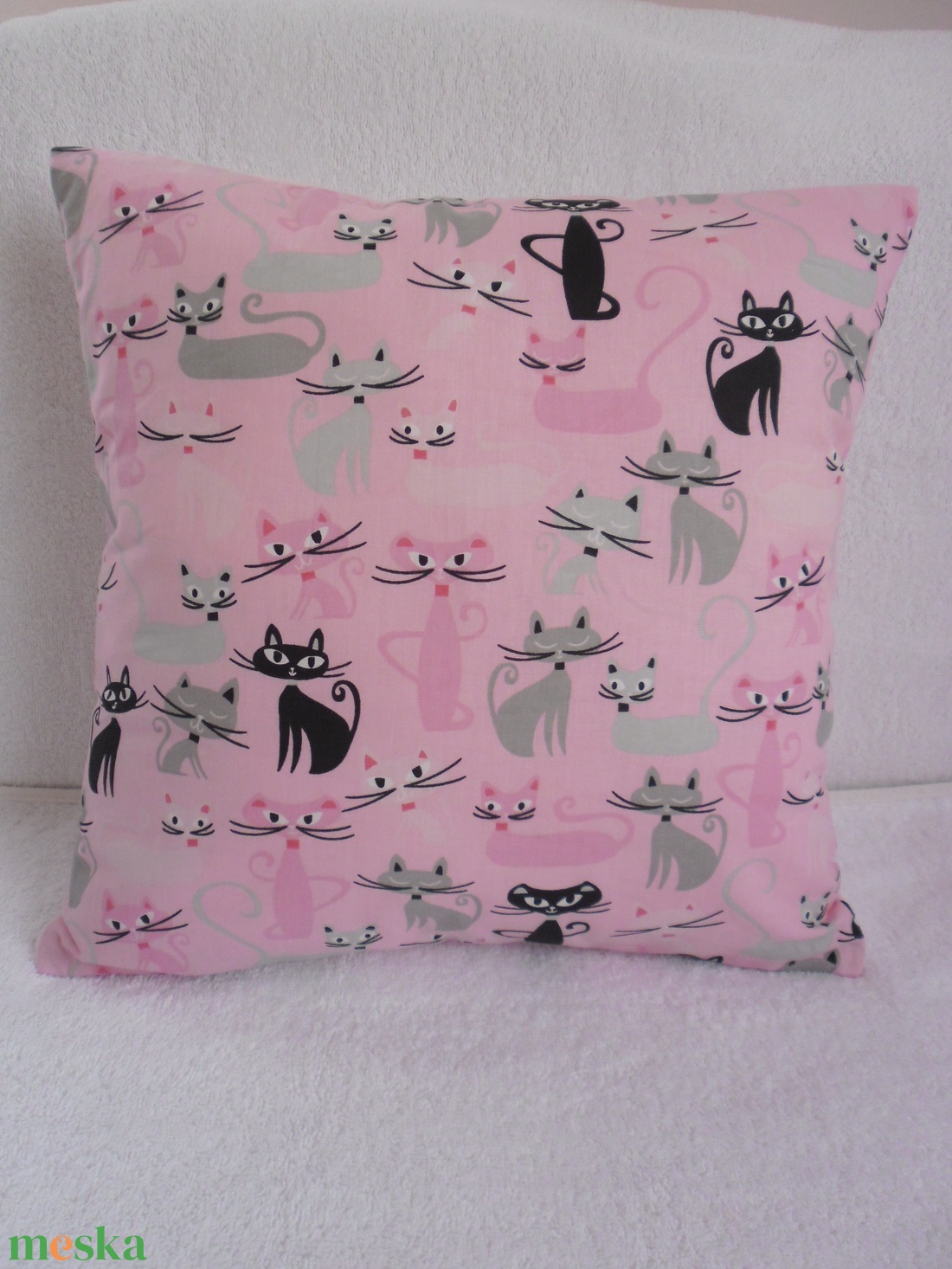 Bájos Cicás párna (40 x 40 cm ) - baba - mama - babaszoba dekoráció - gyerek díszpárna - Meska.hu