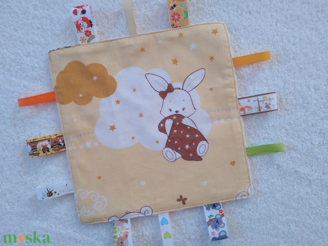 Nyuszis baba készség fejlesztő címkekendő, alvópárna - játék & sport - 3 éves kor alattiaknak - alvóka & rongyi - Meska.hu