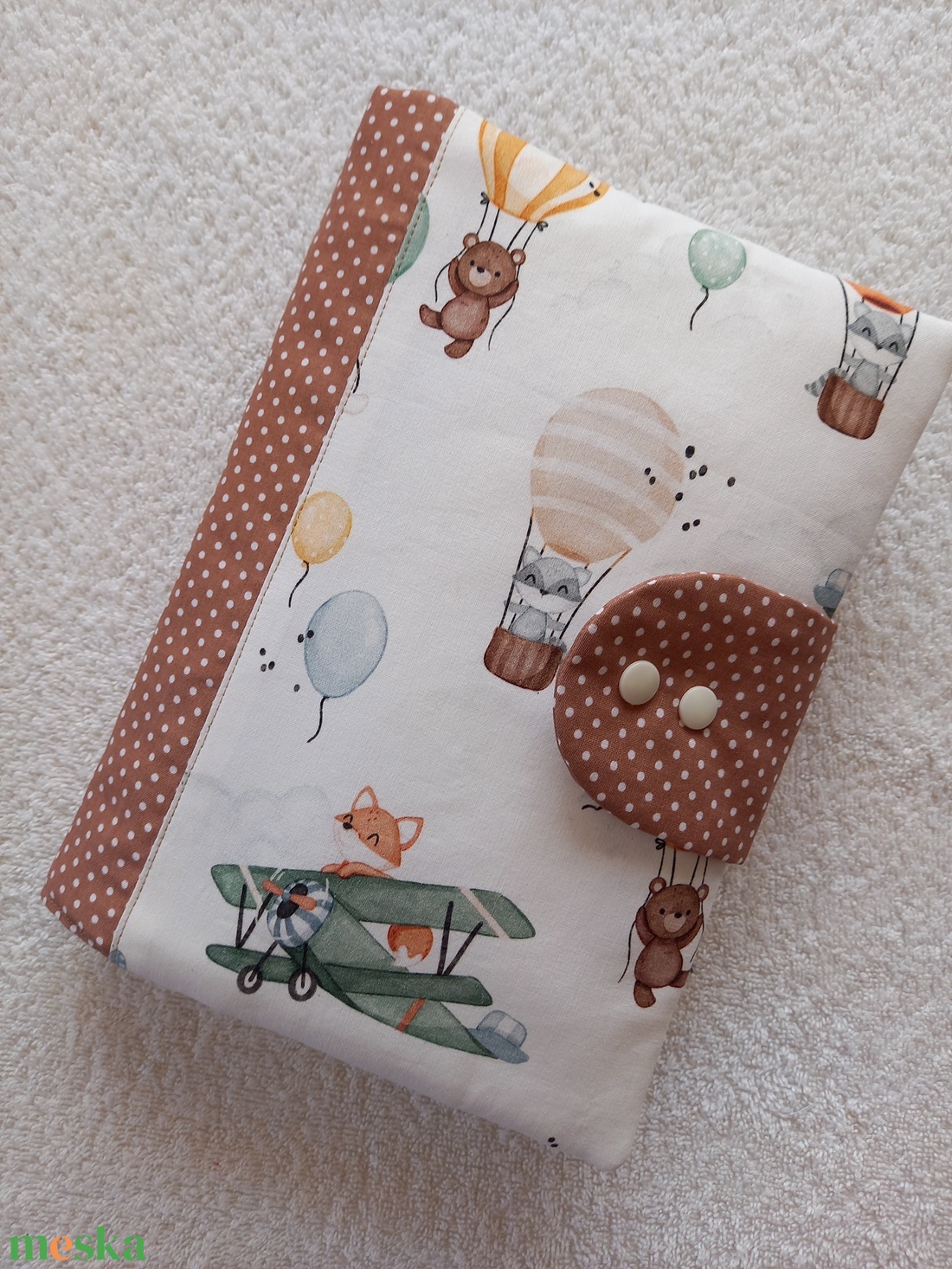 Új Design -  Repülőn utazó róka Pelenkatáska, pelenkázótáska és Egészségügyi kiskönyv borító szett - baba - mama - pelenkázó, babafürdető kellékek - pelenkázó neszeszer, pelenkatartó - Meska.hu