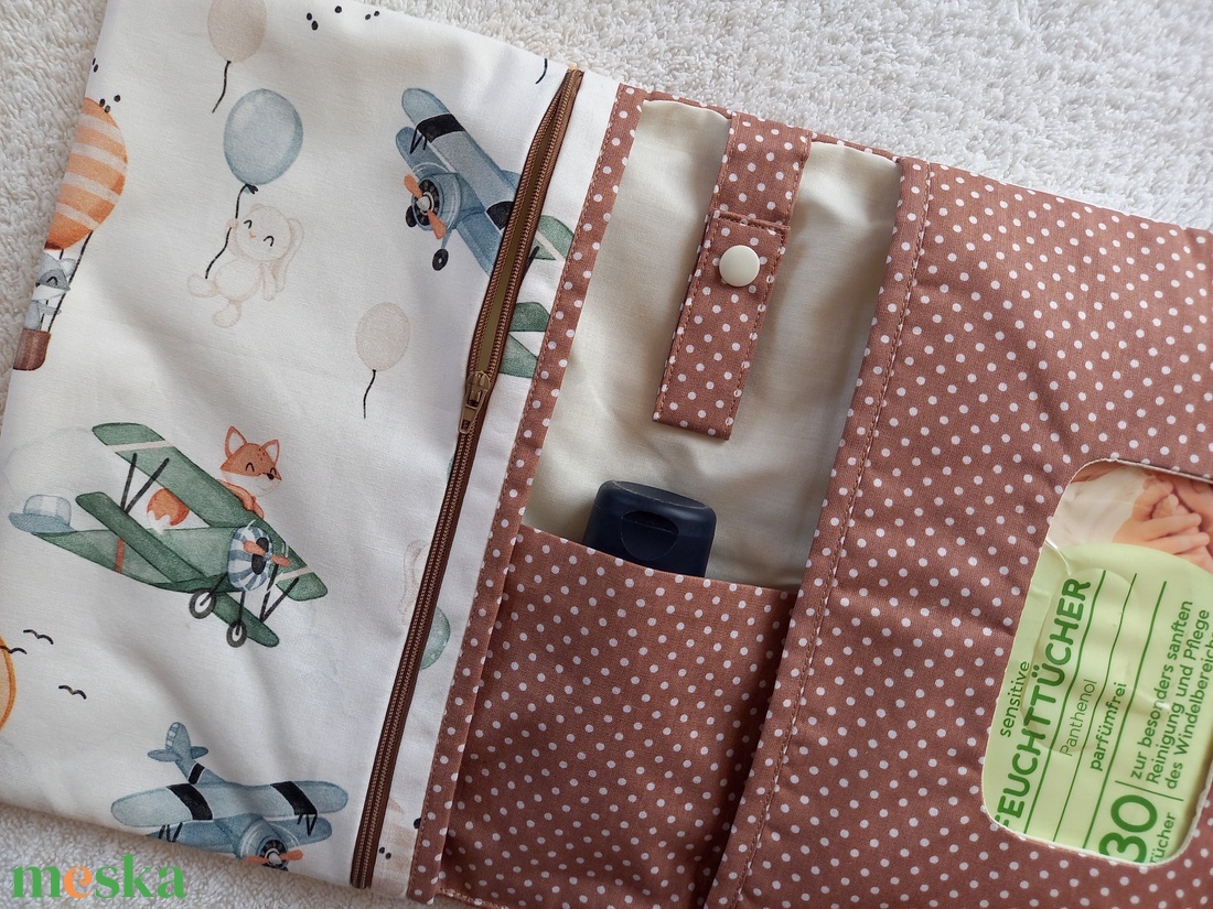 Új Design -  Repülőn utazó róka Pelenkatáska, pelenkázótáska és Egészségügyi kiskönyv borító szett - baba - mama - pelenkázó, babafürdető kellékek - pelenkázó neszeszer, pelenkatartó - Meska.hu
