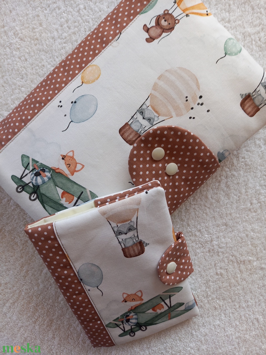 Új Design -  Repülőn utazó róka Pelenkatáska, pelenkázótáska és Egészségügyi kiskönyv borító szett - baba - mama - pelenkázó, babafürdető kellékek - pelenkázó neszeszer, pelenkatartó - Meska.hu