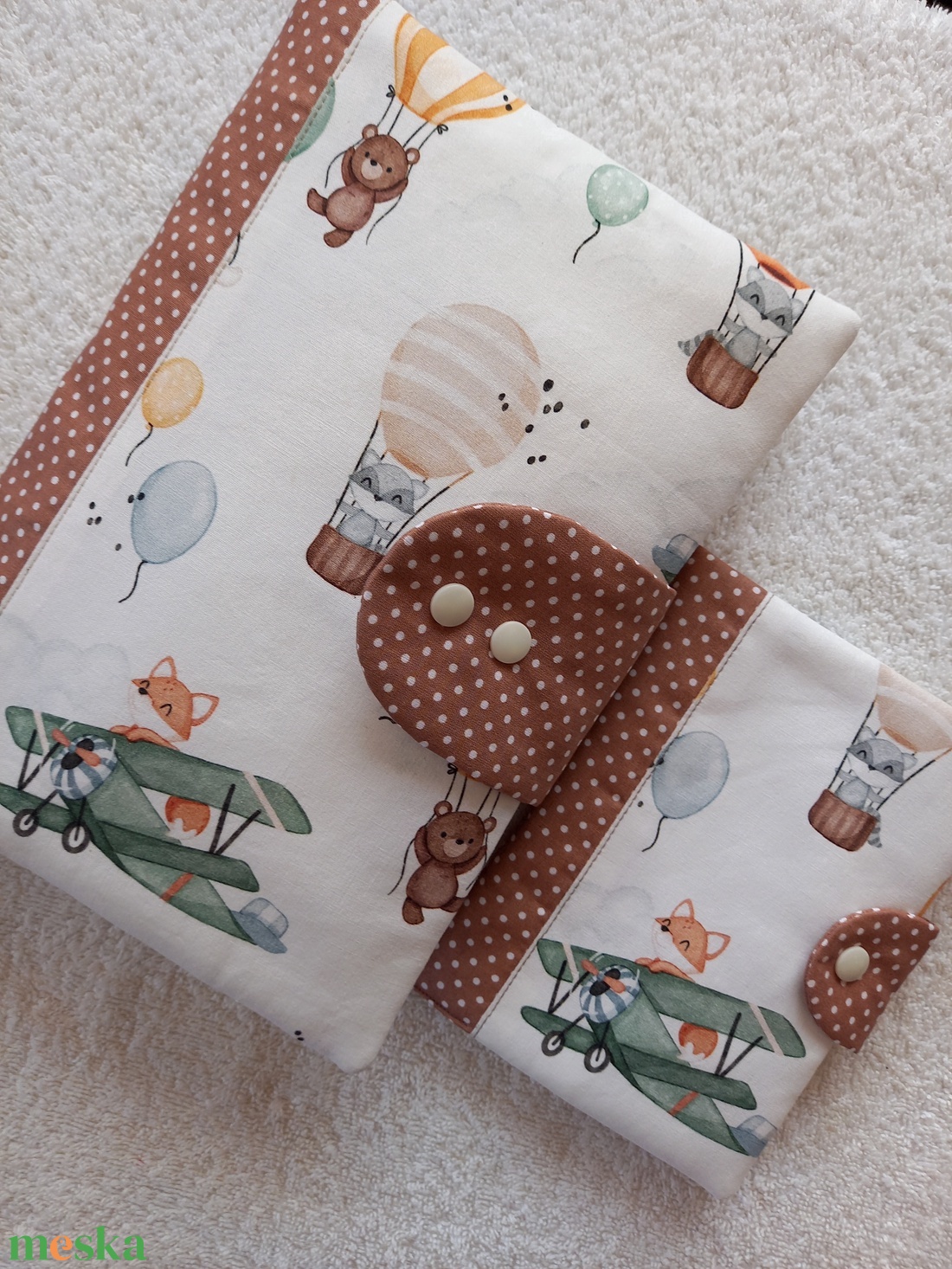 Új Design -  Repülőn utazó róka Pelenkatáska, pelenkázótáska és Egészségügyi kiskönyv borító szett - baba - mama - pelenkázó, babafürdető kellékek - pelenkázó neszeszer, pelenkatartó - Meska.hu