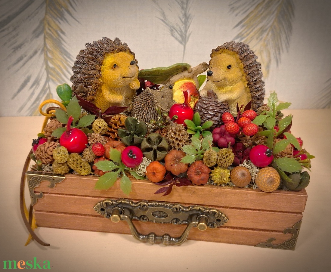 Almát szüretelő süncsalád - otthon & életmód - dekoráció - asztal és polc dekoráció - asztaldísz - Meska.hu